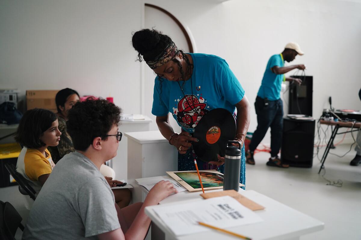 Cindy Campbell teaching at Usdan Summer Camp for the Arts