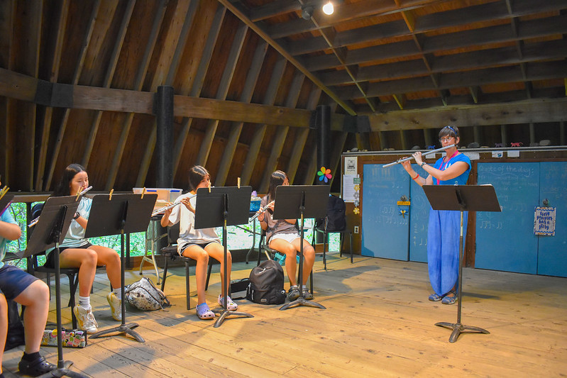 Michelle LaPorte teaching students the flute at Usdan Summer Camp for the Arts.